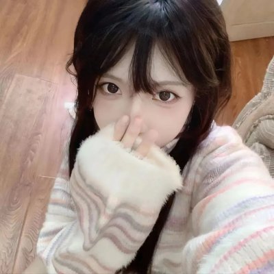 坐在酒吧里吃蛋糕